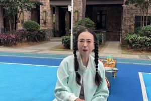 惬意！网友在三亚某小区偶遇周琦和他的家人们