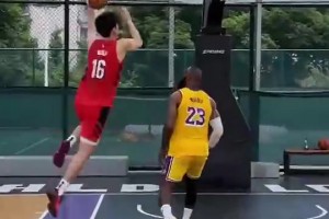 要是真的就牛了球迷AI制作杨瀚森单挑打爆老詹！各种暴扣！