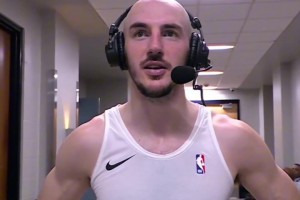 卡鲁索接受采访，切特光着膀子经过！巴克利吐槽：让他把衣服穿上，他身材不好